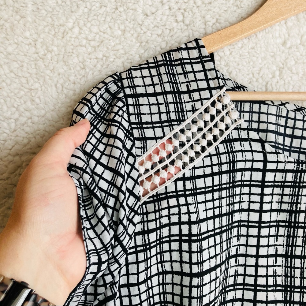 Forever 21 Women's black and white abstract plaid short sleeve cropped top, 1X - Picture 5 of 14